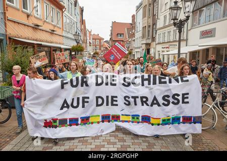 11. August 2023, Niedersachsen, Lüneburg: Teilnehmer eines protestmarsches der Klimabewegung Fridays for Future tragen ein Banner mit der Aufschrift „for Rail on the Road“. Die Demonstration durch Lüneburg soll unter anderem die Aufmerksamkeit auf die Notwendigkeit der neuen Eisenbahnstrecke Hamburg-Hannover lenken. Foto: Georg Wendt/dpa Stockfoto