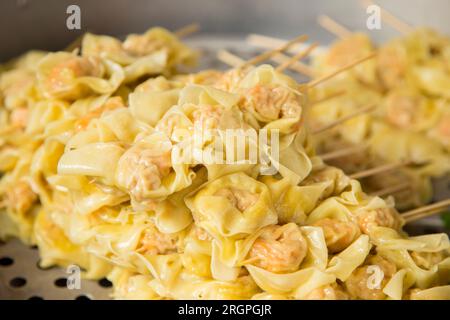 Gedämpfte Knödel in einem Straßenrestaurant in Bankgok Thailand. Stockfoto