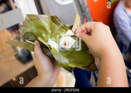 Khao Nom Nap - Klebriger Reis-Kokos-Knödel. Diese süßen Leckereien bestehen aus klebrigem Reis und Kokos Stockfoto