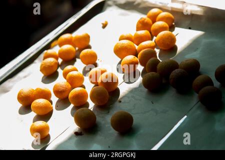 Gebratene Süßkartoffelbällchen: Kanom Kai NOK Kra Ta am Imbissstand in den Straßen von Bangkok, Thailand. Stockfoto