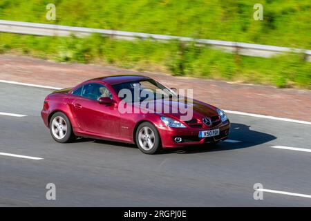 2010 Red Mercedes Benz SLK 200 Kompressor Auto, Roadster Benzin 1796 cm3; schnelles Fahren auf der Autobahn M6 im Großraum Manchester, Großbritannien Stockfoto