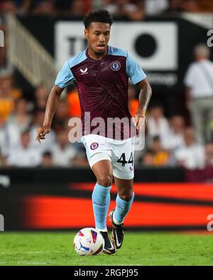 Valencia, Spanien. 05. Aug. 2023. Boubacar Kamara von Aston Villa während des Vorsaison-Freundschaftsspiels zwischen dem Valencia FC und dem Aston Villa FC spielte am 5. August 2023 im Mestalla Stadium in Valencia, Spanien. (Foto: Alex Carreras/PRESSINPHOTO) Kredit: PRESSINPHOTO SPORTS AGENCY/Alamy Live News Stockfoto