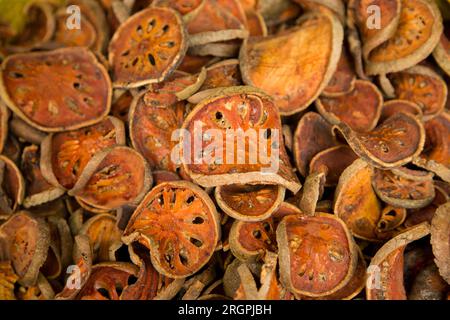 Getrockneter Bael an einem Street Food-Stand in Bangkok, Thailand. Stockfoto