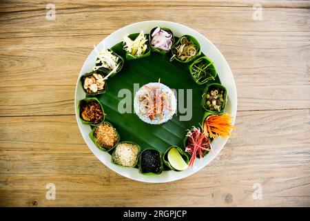 Khao Yam ist ein südthailändischer Reissalat, der mit verschiedenen lokalen Zutaten serviert wird. Stockfoto