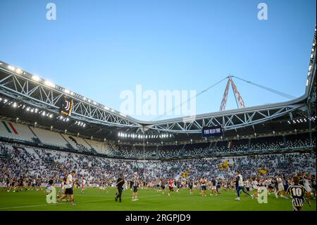 Fans des FC Juventus erobern das Spielfeld am Ende des freundlichen Fußballspiels zwischen dem FC Juventus und dem nächsten Gen. Stockfoto