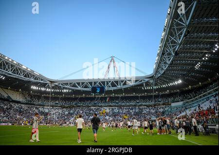 Fans des FC Juventus erobern das Spielfeld am Ende des freundlichen Fußballspiels zwischen dem FC Juventus und dem nächsten Gen. Stockfoto