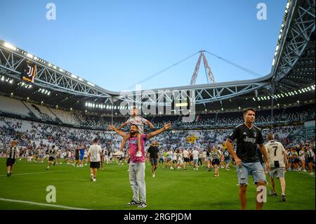 Fans des FC Juventus erobern das Spielfeld am Ende des freundlichen Fußballspiels zwischen dem FC Juventus und dem nächsten Gen. Stockfoto