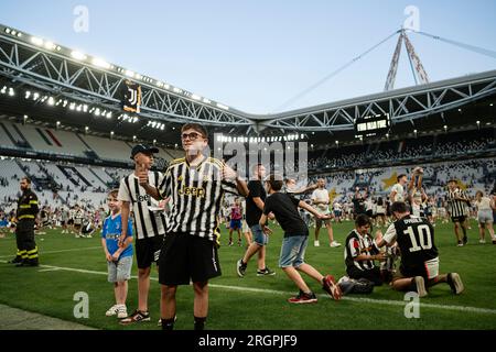 Fans des FC Juventus erobern das Spielfeld am Ende des freundlichen Fußballspiels zwischen dem FC Juventus und dem nächsten Gen. Stockfoto