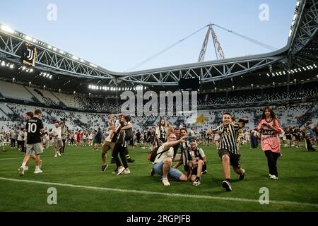 Fans des FC Juventus erobern das Spielfeld am Ende des freundlichen Fußballspiels zwischen dem FC Juventus und dem nächsten Gen. Stockfoto