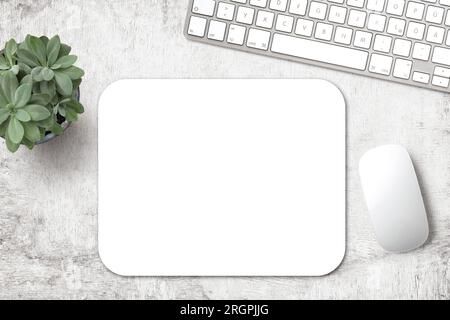 Minimalistisches Mousepad-Modell mit Pad, Maus, Tastatur und einem Topfsaft auf einem weißen Holzschreibtisch, moderner minimaler Arbeitsbereich Stockfoto