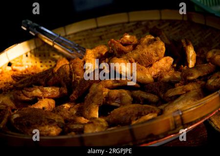 Gebratene Banane in einem Street-Food-Stall in Bangkok in Thailand. Stockfoto