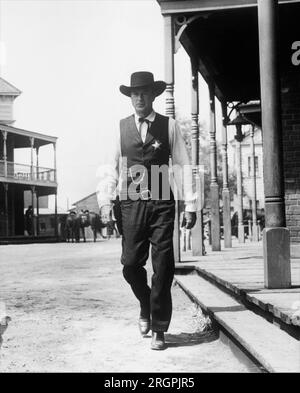 GARY COOPER als Marshal will Kane in HIGH NOON 1952 Regisseur FRED ZINNEMANN Story The Tin Star von John W. Cunningham Drehbuch Carl Foreman Musik Dimitri Tiomkin Stanley Kramer Productions / United Artists Stockfoto