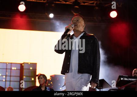 10. August 2023, Baia Domizia, Neapel, Italien: Gigi D'Alessio tritt in der Arena Dei Pini in Baia Domizia auf. (Kreditbild: © Francesco Cigliano/Pacific Press via ZUMA Press Wire) NUR REDAKTIONELLE VERWENDUNG! Nicht für den kommerziellen GEBRAUCH! Stockfoto