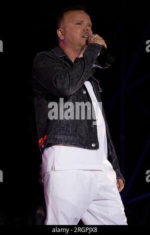 10. August 2023, Baia Domizia, Neapel, Italien: Gigi D'Alessio tritt in der Arena Dei Pini in Baia Domizia auf. (Kreditbild: © Francesco Cigliano/Pacific Press via ZUMA Press Wire) NUR REDAKTIONELLE VERWENDUNG! Nicht für den kommerziellen GEBRAUCH! Stockfoto