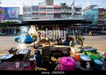 Street-Cooking-Stand auf den Straßen von Bangkok, Thailand. Stockfoto