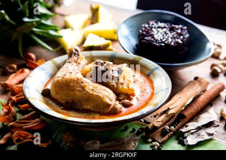 Massaman Curry mit Huhn und schwarzem Reis in einem Restaurant in Chiang Mai im Norden Thailands. Stockfoto