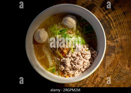 Thai Boat Nudelsuppe (Kuaytiaw Reua). Boat Noodles ist ein thailändisches Nudelgericht mit einem starken Geschmack. Es enthält sowohl Schweinefleisch als auch Rindfleisch, sowie dunkel Stockfoto