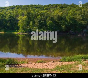 Wunderschöne Landschaft mit einem Wald von Bäumen, die sich im St. Croix River im Interstate State Park an einem sonnigen Sommernachmittag in St. Croix Falls, Wi Stockfoto