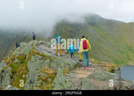 Walkers auf Striding Edge, Helvellyn Mountain, Cumbria Stockfoto