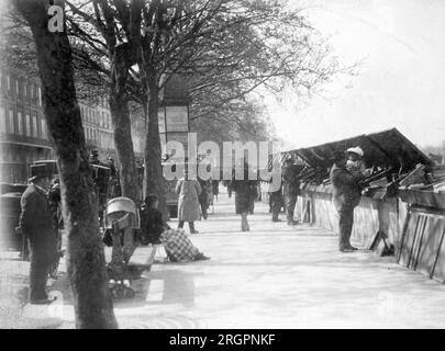 Bouquinistes sur les quais de la seine a Paris. - Bouquinistes, Quai Voltaire, Paris. 1898. Foto: Eugène Atget Stockfoto