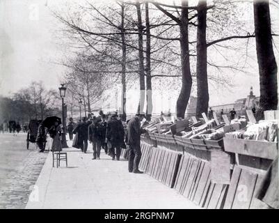 Bouquinistes sur les quais de la seine a Paris. - Bouquinistes, quai Malaquais - 1898 - Foto Eugène Atget . Stockfoto