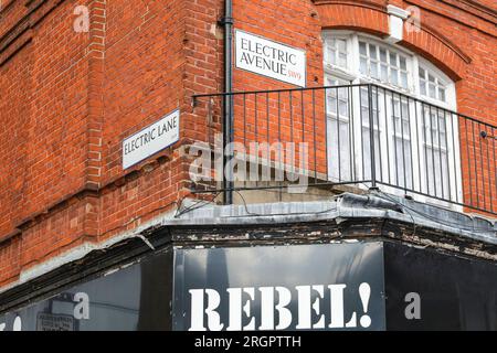 Electric Avenue, Straße, berühmt durch Eddy Grant Song über die Ausschreitungen in Brixton, erste Straße in der Gegend mit elektrischer Straßenbeleuchtung, Brixton, Lond Stockfoto