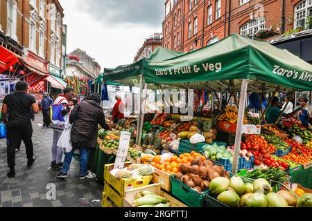 Electric Avenue, Brixton Market, Geschäfte, Marktstände, Leute, die in Brixton, South London, England einkaufen Stockfoto