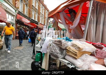 Electric Avenue, Brixton Market, Geschäfte, Marktstände, Leute, die in Brixton, South London, England einkaufen Stockfoto