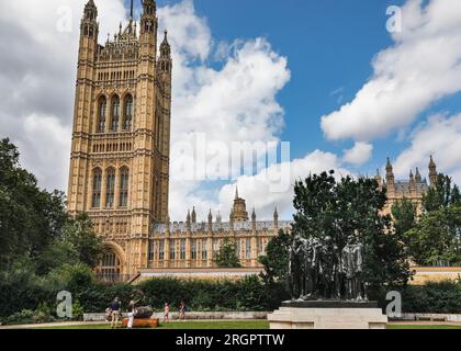 Die Bürger von Calais, Skulptur von Auguste Rodin mit dem Palast von Westminster, Victoria Tower Gardens, London Stockfoto