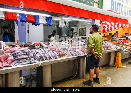 Fishmonger Fish Shop in Market Row Brixton, beliebte Indoor Market Arcade in Brixton, South Lonndon, England, Stockfoto