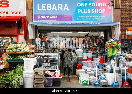 Electric Avenue, Brixton Market mit Geschäften, Marktständen, Einkaufsmöglichkeiten in Brixton, South London, England Stockfoto