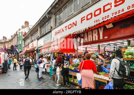 Electric Avenue Brixton, Ethnic Food Shops, Marktstände, Supermärkte, Leute Shopping in Brixton Market, South London, England Stockfoto