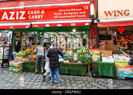 Electric Avenue Brixton, Ethnic Food Shops, Marktstände, Supermärkte, Leute Shopping in Brixton Market, South London, England Stockfoto