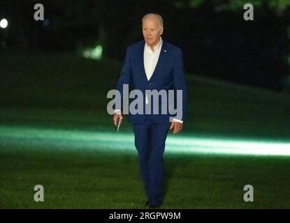 Washington, DC, 10. August 2023. US-Präsident Joe Biden geht auf dem South Lawn spazieren, während er von einem dreitägigen Besuch in Arizona, New Mexico und Utah am Donnerstag, dem 10. August 2023, zum Weißen Haus in Washington, DC zurückkehrt. Guthaben: Ron Sachs/Pool über CNP/MediaPunch Stockfoto