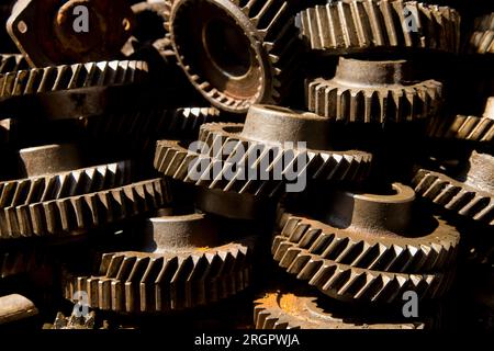 Ein Haufen mechanischer Teile in der Stadt Bangkok in Thailand. Stockfoto