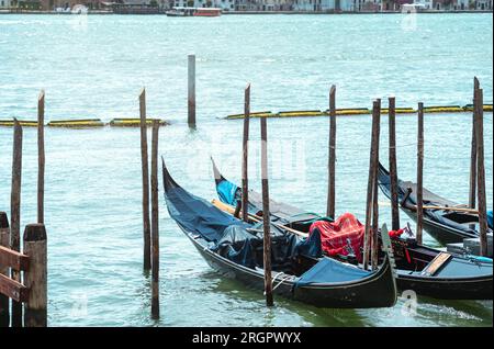 Farbenfrohes Bild mit Gondeln auf dem Canale Grande in der Nähe des Markusplatzes in Venedig, Italien. Stockfoto