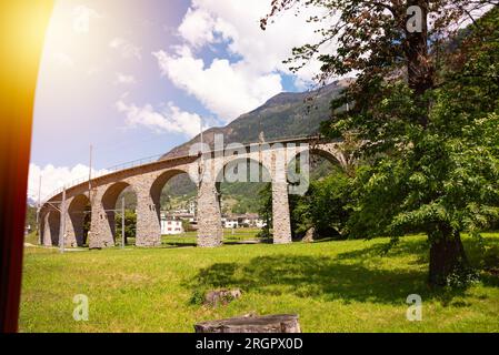 Brusio Viadukt in der Schweiz, berühmtes Wahrzeichen und Eisenbahn Stockfoto