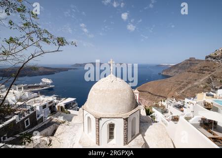 Kuppeldach des St. Johannes der Theologe Heilige Orthodoxe Kirche, mit dem Meer dahinter Stockfoto