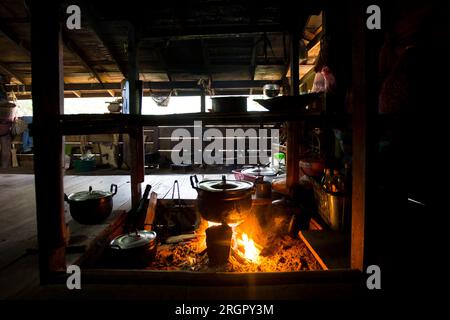 Alte Küche in einem indigenen Dorf in den Bergen der Provinz Chiang Rai in Thailand. Stockfoto