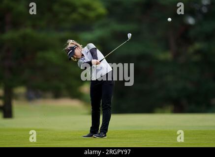 Brooke Henderson aus Kanada auf dem 18. Fairway am zweiten Tag der AIG Women's Open 2023 in Walton Heath, Surrey. Foto: Freitag, 11. August 2023. Stockfoto