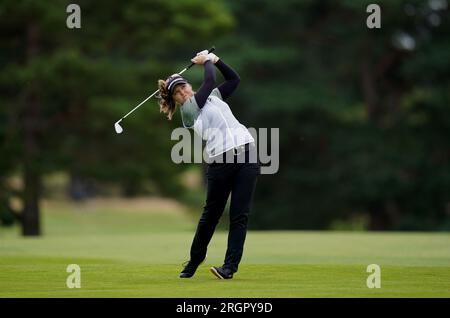 Brooke Henderson aus Kanada auf dem 18. Fairway am zweiten Tag der AIG Women's Open 2023 in Walton Heath, Surrey. Foto: Freitag, 11. August 2023. Stockfoto