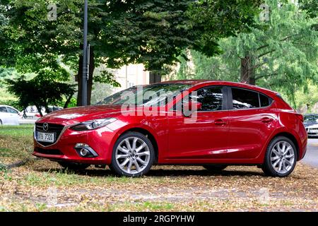 OSTRAVA, TSCHECHISCHE REPUBLIK - 13. JULI 2023: Mazda 3 (BM, BN, 3. Generation) in heller roter Ausführung mit Leichtmetallfelgen Stockfoto