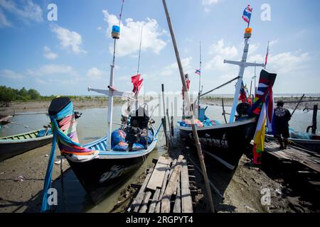 Fischerboote in der Provinz Sichon im Süden Thailands. Stockfoto