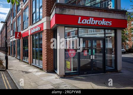 Ladbrokes Store London - Ladbrokes Coral, ein britisches Wetten- und Glücksspielunternehmen mit Sitz in London, Großbritannien, wurde 1886 gegründet. Teil der Entain SPS-Gruppe. Stockfoto