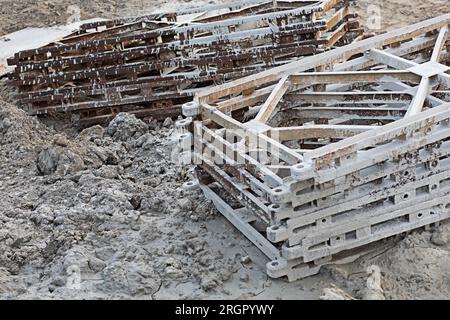 Der Stahlrahmen wird als temporäre Brücke verwendet. Stockfoto