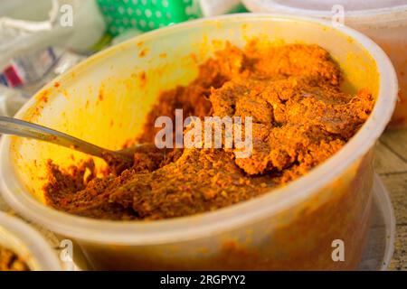 Currypaste auf einem Gewürzmarkt in der Provinz Sichon im Süden Thailands. Stockfoto