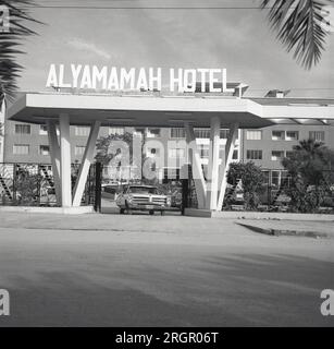 1960er, historisch, ein amerikanisches Auto am Eingang des Alyamamah Hotels an der Airport Road, Riyadh, Saudi-Arabien. In dieser Zeit wurde die kleine antike Stadt Riad mit neuen Gebäuden in einem modernen architektonischen Stil umgestaltet, wie hier zu sehen ist. Das berühmte Al Yamamah Hotel war der bevorzugte Ort für viele amerikanische Flugbesatzungen und Beamte. Stockfoto