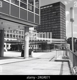 1960er, historisch, Architektur, Außenansicht großer moderner Bürogebäude, mit überdachtem Fußweg, City of London, England, Großbritannien. Stockfoto