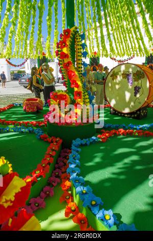 Ruas Floridas Flowers Streets Festival mit bunten Papierblumen in Redondo, Alentejo, Portugal, Europa Stockfoto