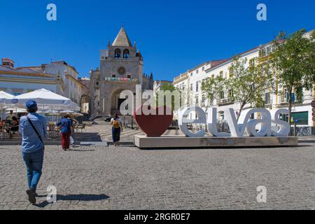 Platz Praca da República mit der Kathedrale Maria von der Himmelfahrt im Hintergrund, Elvas, Portugal, Europa Stockfoto